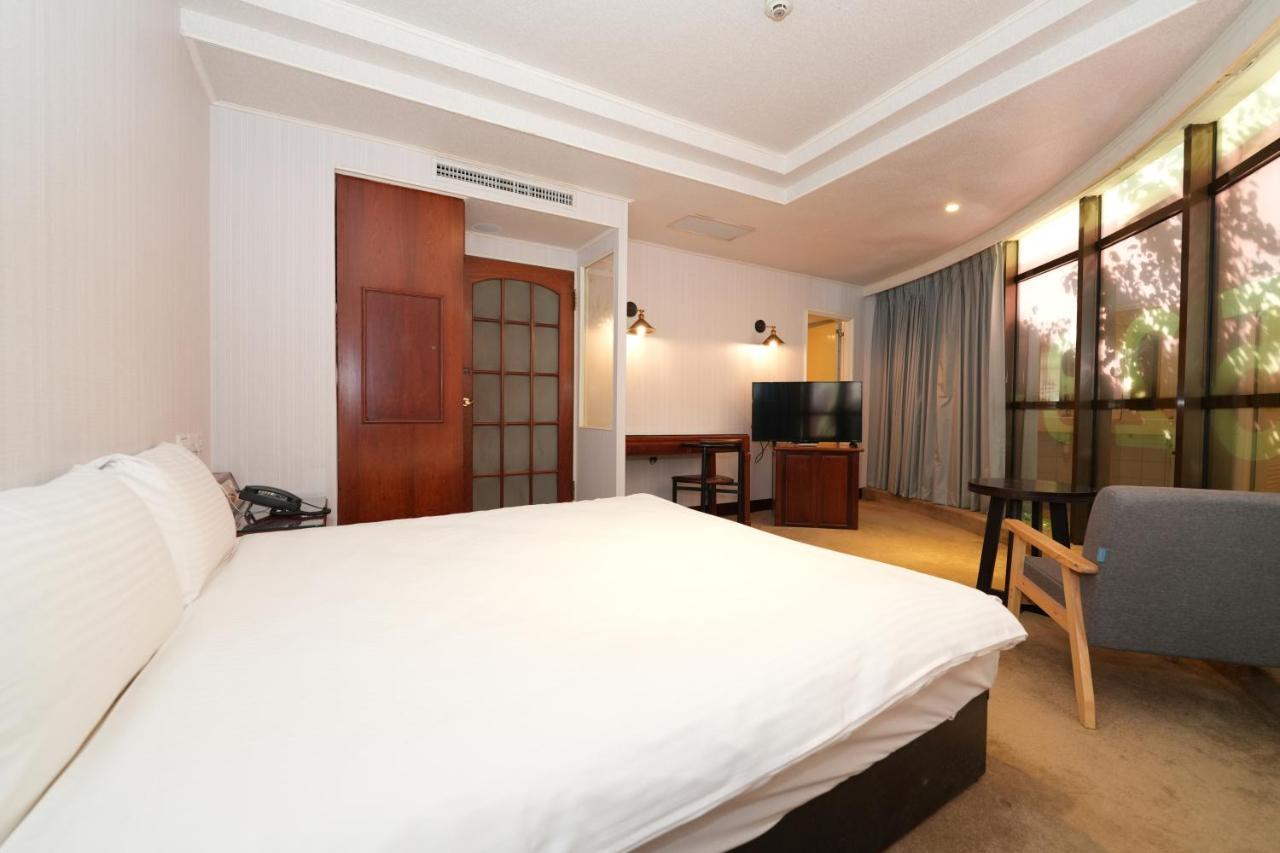 Meworld Hotel - Sanchong Тайбэй Экстерьер фото
